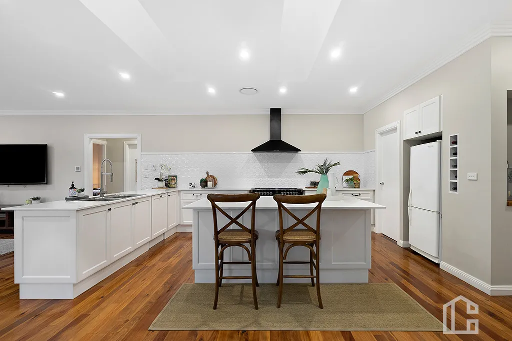 Modern kitchen — Cooroy Crescent, Yellow Rock